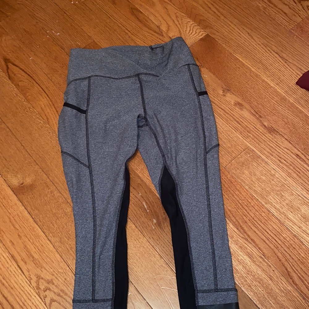 cropped grey workout leggings with pockets